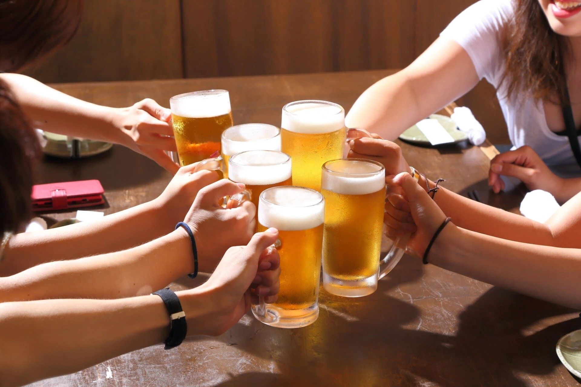 ビールで乾杯6_6人